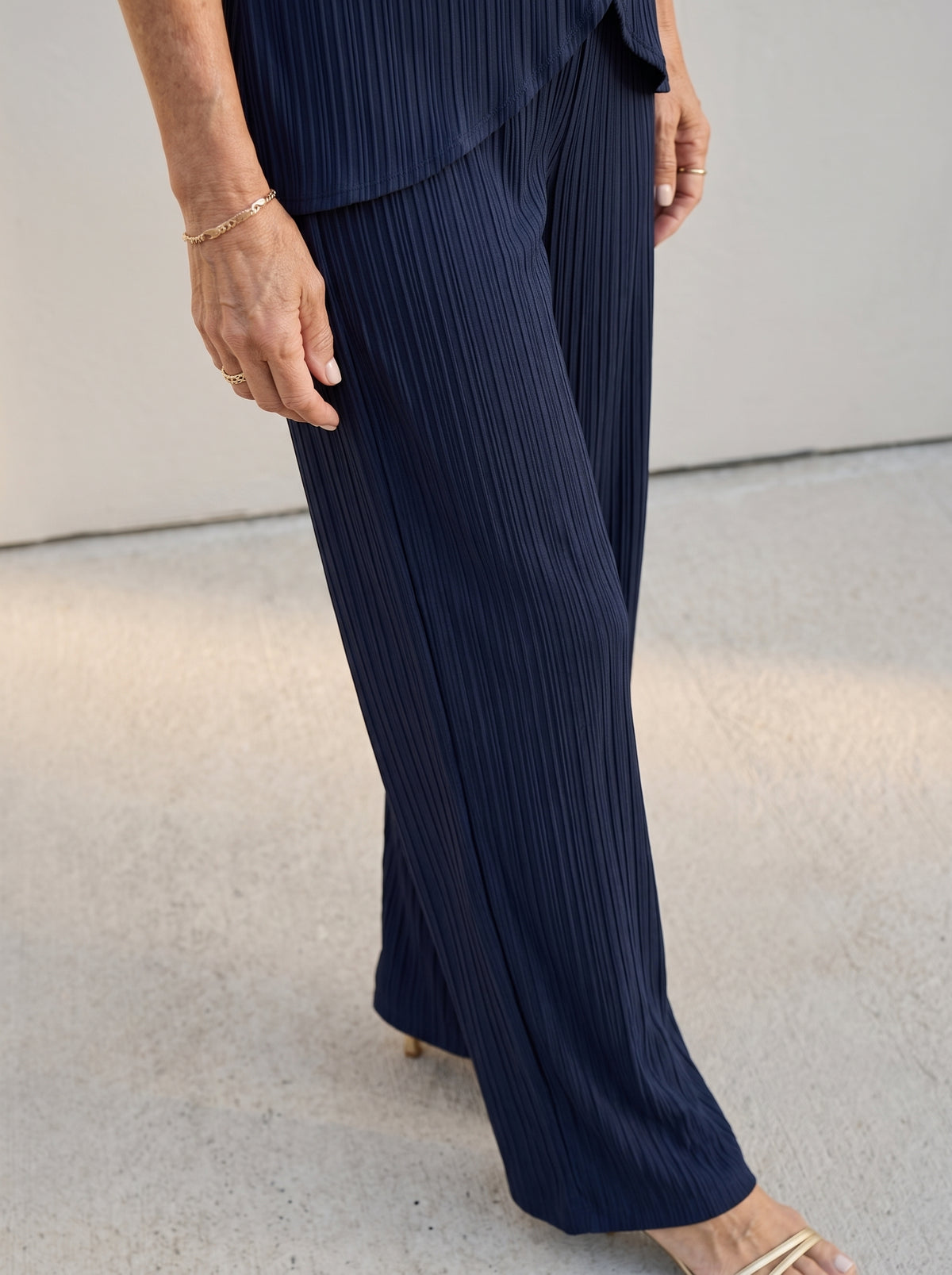 Carmen | Conjunto de dos piezas con blusa cruzada y pantalón recto ancho