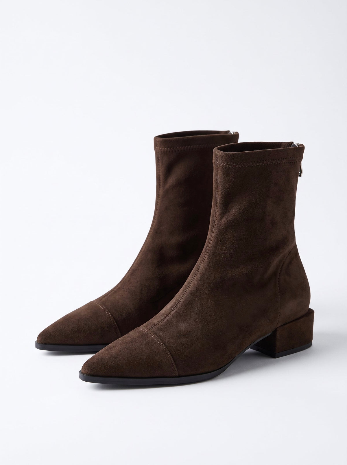 Pilar | Botines de ante de punta fina y tacón bajo