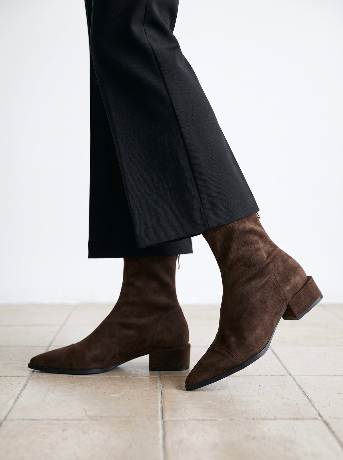 Pilar | Botines de ante de punta fina y tacón bajo