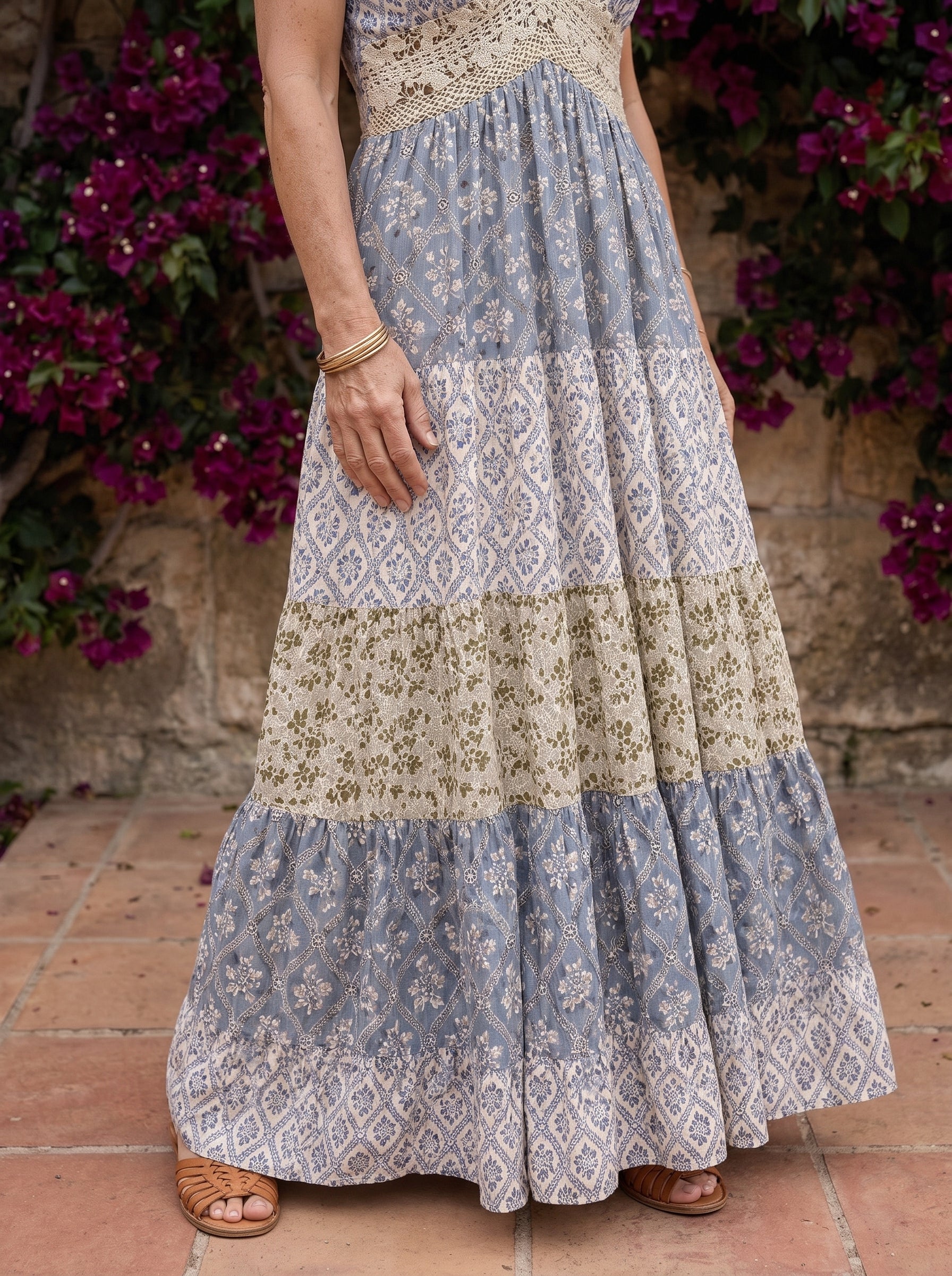 Vela | Vestido largo de encaje crochet con escote en pico